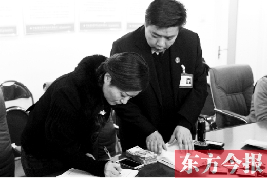 強(qiáng)制執(zhí)行+曝光，讓楊女士（左）拿到補(bǔ)償金