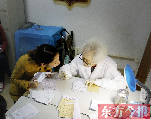 昨日，97歲的“醫(yī)生奶奶”胡佩蘭在給患者看病