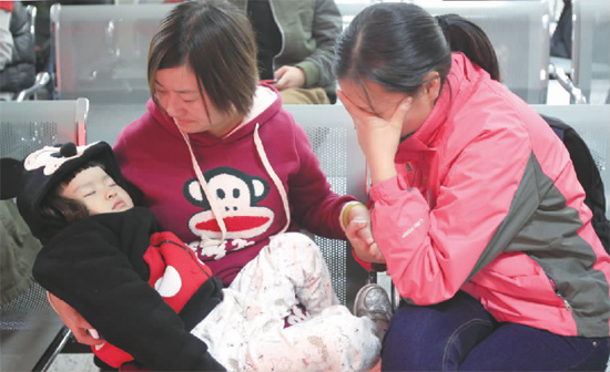 昨日，9時(shí)35分，堅(jiān)守在手術(shù)室外的嘟嘟在媽媽懷里睡著了，因被眼前的真情觸動(dòng)，今報(bào)記者趙丹流下了眼淚