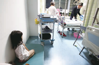 嘟嘟一早就醒了，小小的身體靠在墻邊看著爸爸進(jìn)行手術(shù)前準(zhǔn)備