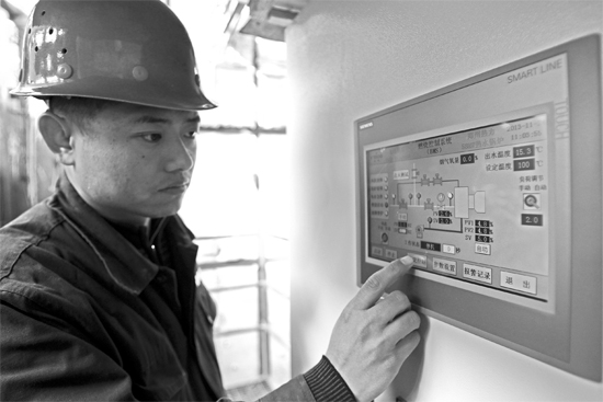 宗希明在“政七街煤改氣項(xiàng)目” 工程工地。高科技完全取代了老式燃煤鍋爐笨重、復(fù)雜的管理和控制