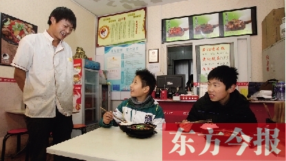 11月30日，鄭州市81中的兩位學(xué)生用勞動為自己掙了一頓中午飯，心里很高興