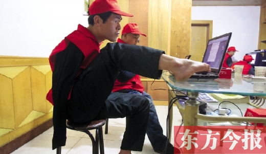 12月2日，一名“豫殘聯(lián)盟”志愿者正通過網(wǎng)絡(luò)、微博等聯(lián)絡(luò)著各地殘疾人朋友 東方今報(bào)首席記者 張曉冬