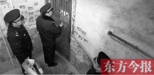 12月3日，鄭州市隴海路。執(zhí)法人員欲進入一戶未辦狗證的居民家中，強行將狗帶走