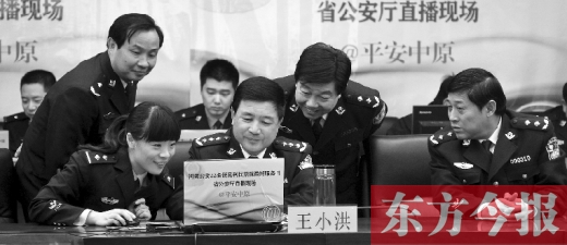 省公安廳廳長王小洪（中）和微博網(wǎng)友在進(jìn)行交談，發(fā)現(xiàn)問題現(xiàn)場馬上解決
