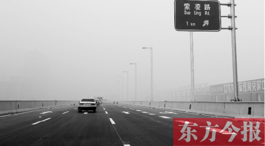 昨天上午，東方今報(bào)記者跟隨鄭州市交巡警部門，提前探路已具備通車條件的鄭州市三環(huán)快速路