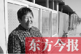 在京水村的臨時過渡區(qū)內(nèi)，一位大媽在儲存大白菜