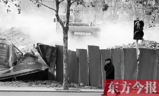 昨日，鄭州市未來路與緯四路交叉口一工地施工不除塵，加重了空氣污染