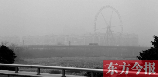 我看！我再看！我都看不見世紀歡樂園的巨大摩天輪了，送孩子上學(xué)的路，真快看不清了