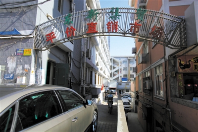 昨日，從事活禽宰殺的許某確認(rèn)為感染H7N9禽流感確診病例，其所工作的南京江寧區(qū)東新農(nóng)貿(mào)市場仍正常營業(yè)