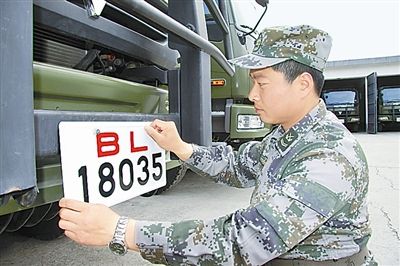 駐京某部上士高振超正在認真更換新式軍車號牌?！　　”緢笥浾摺∫『綌z