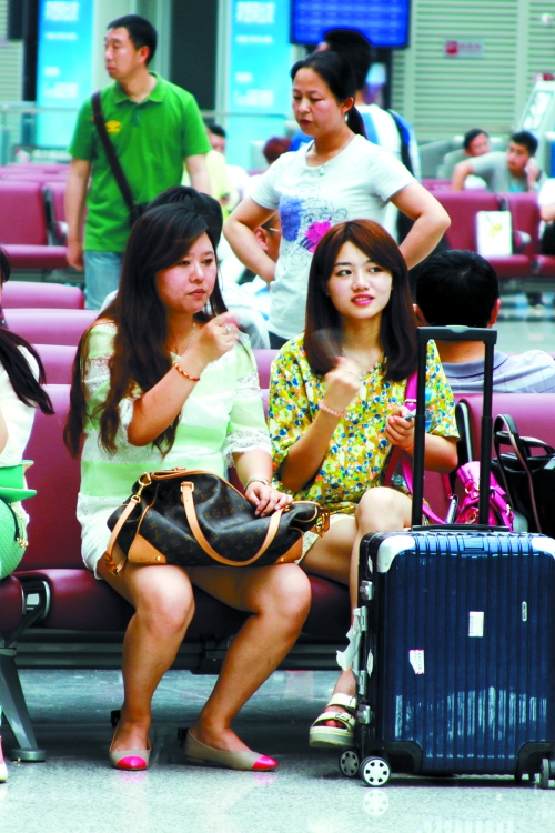 實(shí)在太熱，有個(gè)美女拿身份證當(dāng)扇子用