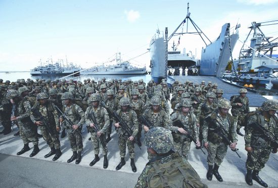 菲在南海緊盯中國(guó)艦船被曝仁愛礁駐軍不足12人 菲在南海緊盯中國(guó)艦船被曝仁愛礁駐軍不足12人