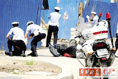 　一名歹徒被抓獲，另一名歹徒持槍劫持了一名門衛(wèi)。