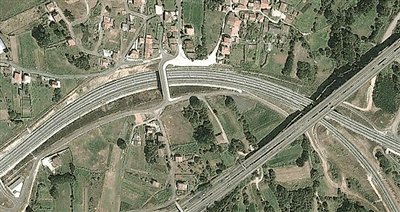 事發(fā)地的急轉(zhuǎn)彎道。以下是監(jiān)控視頻截圖。