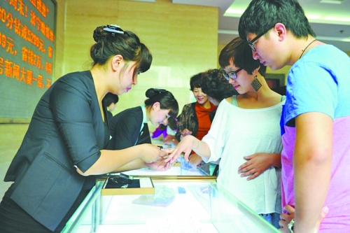 在北上廣等一線城市，鉆戒價(jià)格與國(guó)際接軌，價(jià)格不高，引發(fā)市民搶購(gòu)潮。