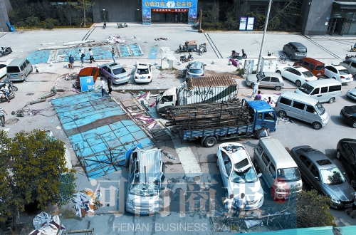 昨日上午，事發(fā)現(xiàn)場(chǎng)仍停有多輛被砸變形的汽車