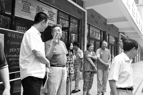 盧法舜（左二）伸出兩根手指，建議實(shí)行2元通票制。