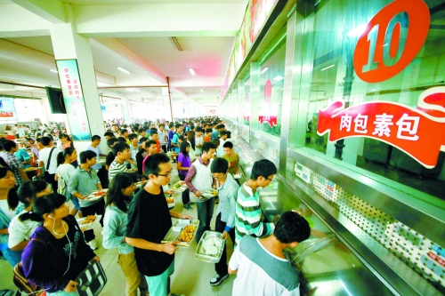 食堂的飯菜漲價再次成為學(xué)生熱議的話題之一