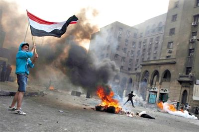 6日，穆爾西和穆兄會的支持者在開羅街頭示威，與警方發(fā)生沖突。消失了三個多月的前總統(tǒng)穆爾西將于下月受審。