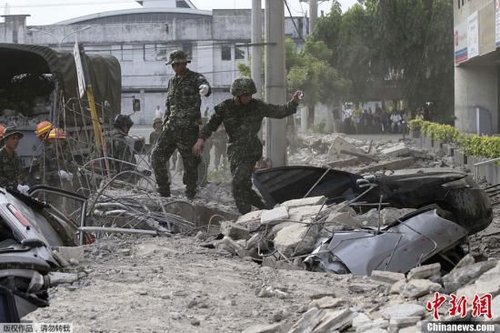 10月15日，菲律賓中部地區(qū)發(fā)生7.2級(jí)地震，災(zāi)情持續(xù)擴(kuò)大，菲官方稱(chēng)地震已造成宿務(wù)、保和等省份數(shù)十人遇難，數(shù)百人受傷，大批建筑物受損。圖為菲律賓軍方在搜救被困者。