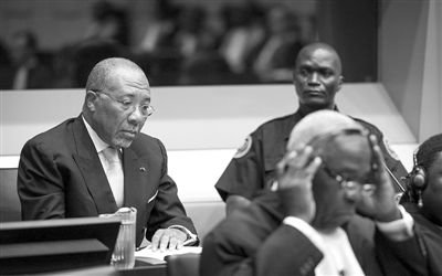 9月26日，荷蘭海牙，利比里亞前總統(tǒng)查爾斯·泰勒在法庭接受審判。