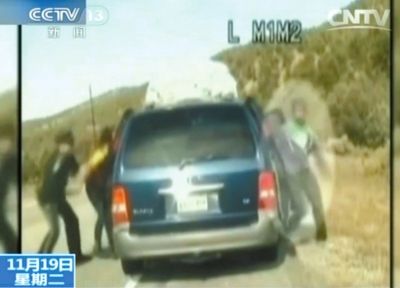 雷爾與警察爭執(zhí)，費雷爾兒子下車試圖保護媽媽。