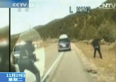 費雷爾駕車逃走，警察連開數(shù)槍。央視截圖
