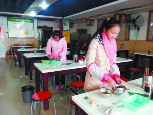 參加體驗(yàn)的兩名學(xué)生成功“入職”后,開(kāi)始收拾餐桌。