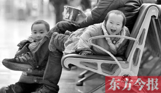 鄭州東站候車長椅上，哈哈，馬上回家過年有禮物收了