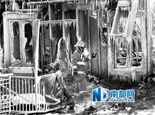 消防員用蒸汽機(jī)融化救火后殘留的冰層，尋找遇難者遺
