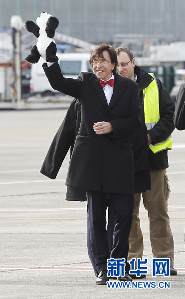 2月23日，在比利時首都布魯塞爾的國家機場，比利時首相迪呂波手舉熊貓玩具歡迎大熊貓“星徽”和“好好”