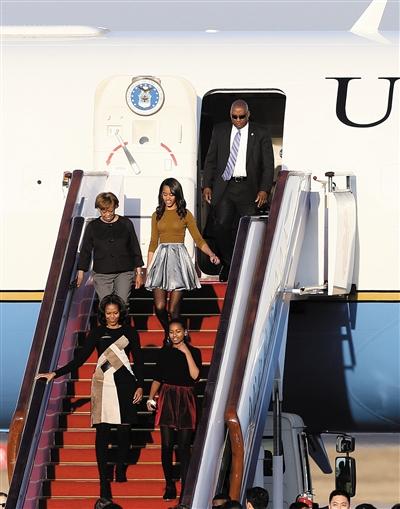 昨日下午5時30分，美國第一夫人米歇爾走出專機艙門，抵京開始訪華。與其一同來訪的家庭成員還有她的母親