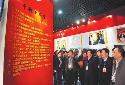 　　干部群眾在蘭考參觀焦裕祿紀(jì)念館（3月20日攝）。新華社發(fā)