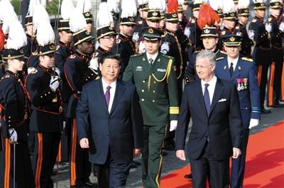 30日，習(xí)近平在會(huì)見比利時(shí)國(guó)王菲利普前，出席菲利普國(guó)王在王宮廣場(chǎng)舉行的隆重歡迎儀式。新華社發(fā)