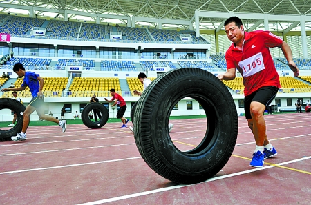 8月15日，運動員們正在進行推輪胎賽跑。