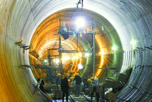 2012年12月30日，工人們?cè)谀纤闭{(diào)中線穿黃隧洞內(nèi)施工。