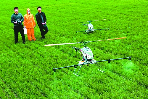無人作業(yè)機(jī)一分鐘可為一畝地噴一升藥。