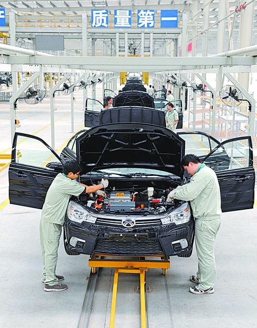 　　4月16日，新鄉(xiāng)市新能電動汽車有限公司的工作人員在電動汽車生產(chǎn)流水線上作業(yè)。目前，新鄉(xiāng)現(xiàn)有規(guī)模以