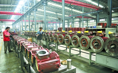 8月9日，南陽微特防爆電機(jī)有限公司員工生產(chǎn)出口訂單產(chǎn)品。