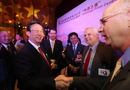 3月24日晚，省委書記、省長(zhǎng)郭庚茂在參加中國發(fā)展高層論壇“中原之夜”活動(dòng)時(shí)與外商親切握手交談。