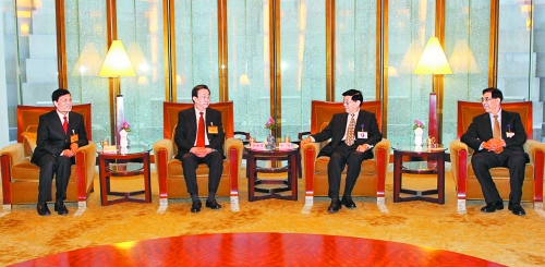 　3月24日，國(guó)務(wù)院發(fā)展研究中心主任李偉在北京會(huì)見了前來出席中國(guó)發(fā)展高層論壇“中原之夜”活動(dòng)的河南省