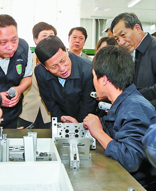 4月24日，省委副書記、省長(zhǎng)謝伏瞻在濟(jì)源虎嶺產(chǎn)業(yè)集聚區(qū)考察。