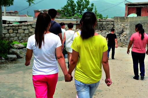 送記者離開時，姐妹倆一直手牽著手