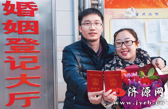 濟(jì)源“雙節(jié)”185對(duì)新人登記結(jié)婚 是平時(shí)的近6倍 濟(jì)源“雙節(jié)”185對(duì)新人登記結(jié)婚 是平時(shí)的近6倍
