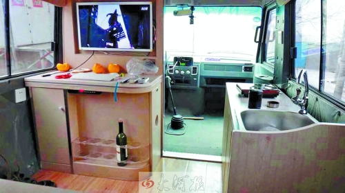 52歲潮爸開(kāi)著房車(chē)帶家人游中國(guó) 車(chē)內(nèi)一應(yīng)俱全