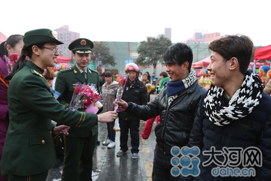 119朵玫瑰贈煙民 提醒注意消防安全 119朵玫瑰贈煙民 提醒注意消防安全