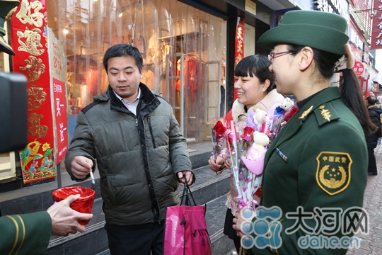 119朵玫瑰贈煙民 提醒注意消防安全 119朵玫瑰贈煙民 提醒注意消防安全