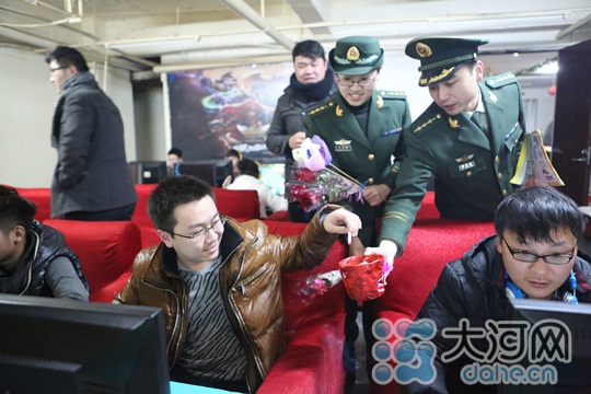 119朵玫瑰贈煙民 提醒注意消防安全 119朵玫瑰贈煙民 提醒注意消防安全