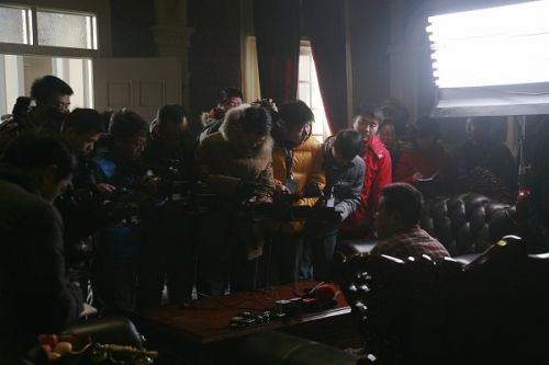 各路媒體記者探班《大河兒女》現(xiàn)場。